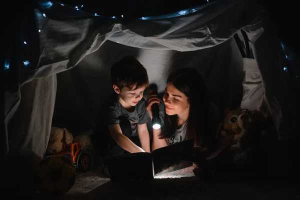 Mutlu Bir Aile Babası Çocuğu Evdeki Çadırda Feneriyle Kitap Okuyor — Stok fotoğraf