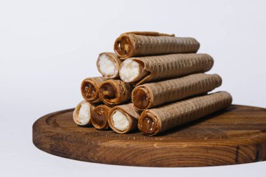 Beyaz arka planda izole edilmiş dolgulu waffle ruloları