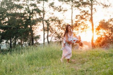 Şık bir anne ve güzel bir kız doğada eğleniyor. Mutlu aile kavramı. Aile hayatı olan güzel doğa manzarası. Aile birlikte dinleniyor. Aile yaşamında mutluluk. Anneler Günü