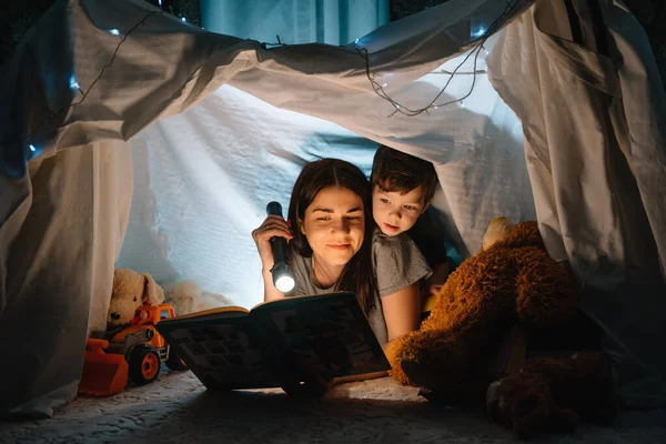 Щаслива Родина Мати Дитина Син Читають Книгу Ліхтариком Наметі Вдома — стокове фото
