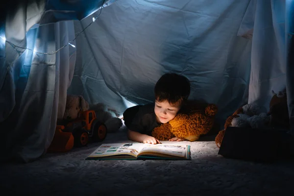 Хлопчик Читає Книгу Ліхтарик Плюшевий Ведмідь Наметі Перед Сном — стокове фото