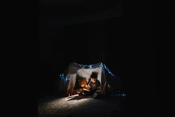 손전등 텐트에서 — 스톡 사진