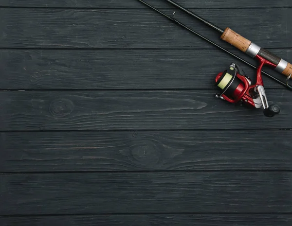 Aparejos Pesca Pesca Spinning Anzuelos Señuelos Sobre Fondo Madera Oscura — Foto de Stock