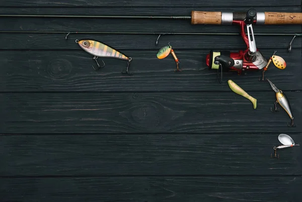 Aparejos Pesca Pesca Spinning Anzuelos Señuelos Sobre Fondo Madera Oscura —  Fotos de Stock