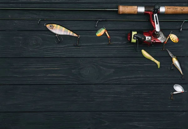 Equipamentos Pesca Fiação Pesca Ganchos Iscas Sobre Fundo Madeira Escura — Fotografia de Stock