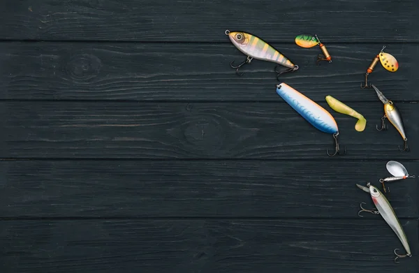 Aparejos Pesca Pesca Spinning Anzuelos Señuelos Sobre Fondo Madera Oscura — Foto de Stock