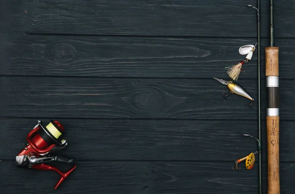 Aparejos Pesca Pesca Spinning Anzuelos Señuelos Sobre Fondo Madera Oscura — Foto de Stock