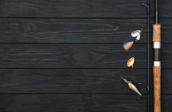 Equipamentos Pesca Fiação Pesca Ganchos Iscas Sobre Fundo Madeira Escura — Fotografia de Stock