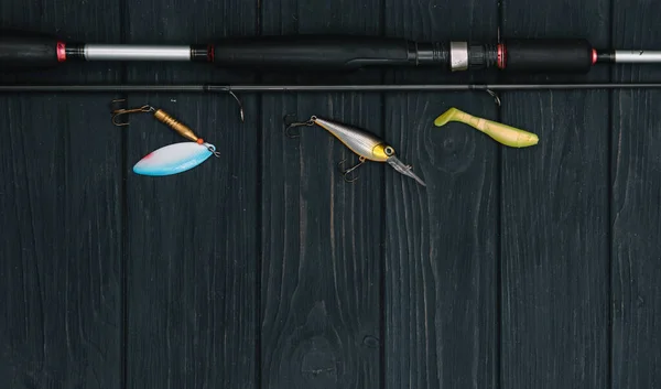 釣りのタックル 釣りのスピニング フックと暗い木製の背景にルアー トップ表示 — ストック写真