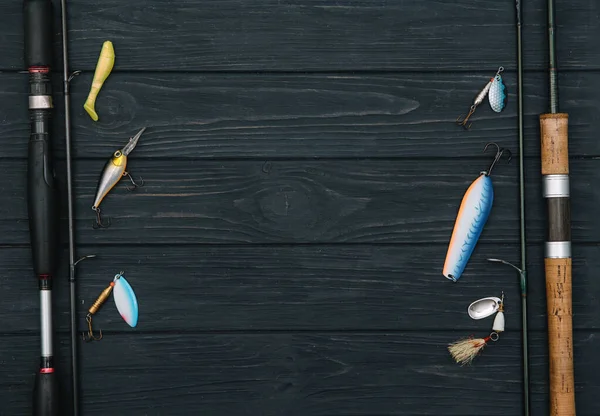 Aparejos Pesca Pesca Spinning Anzuelos Señuelos Sobre Fondo Madera Oscura —  Fotos de Stock