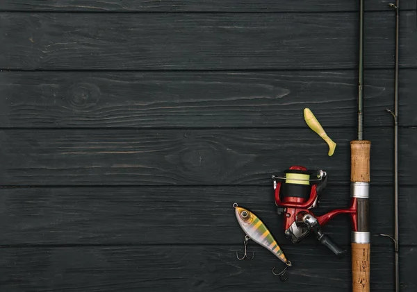 Angelausrüstung Angeln Spinnen Haken Und Köder Auf Dunklem Holz Hintergrund — Stockfoto