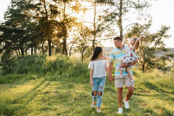 Szczęśliwa Rodzina Spacerująca Parku Mama Tata Córka Wychodzą Zewnątrz Rodzice — Zdjęcie stockowe