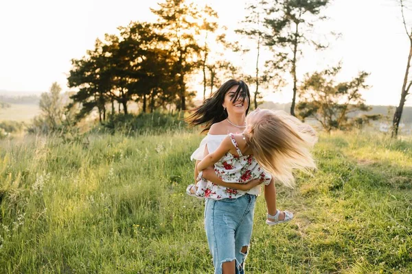 Μητέρα Και Κόρη Διασκεδάζουν Στο Πάρκο Ευτυχία Και Αρμονία Στην — Φωτογραφία Αρχείου
