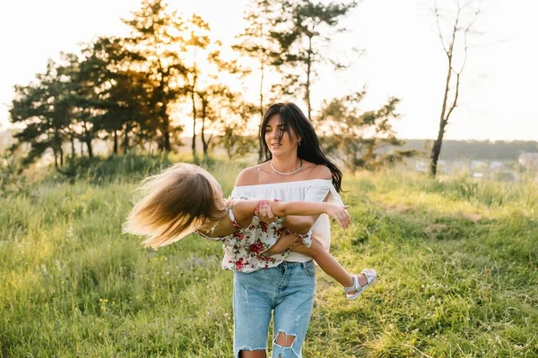 Şık Bir Anne Güzel Bir Kız Doğada Eğleniyor Mutlu Aile — Stok fotoğraf