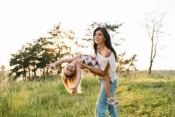 Κομψή Μητέρα Και Όμορφη Κόρη Διασκεδάζουν Φύση Χαρούμενη Οικογενειακή Ιδέα — Φωτογραφία Αρχείου