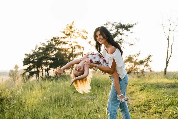 Şık Bir Anne Güzel Bir Kız Doğada Eğleniyor Mutlu Aile — Stok fotoğraf