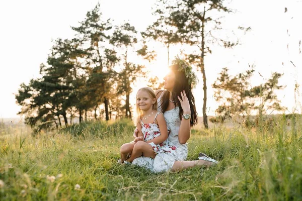 Şık Bir Anne Güzel Bir Kız Doğada Eğleniyor Mutlu Aile — Stok fotoğraf