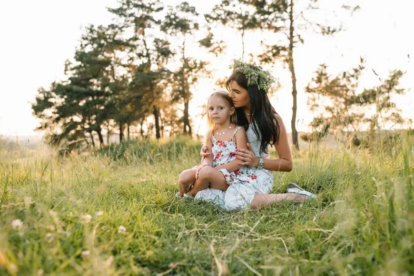 Anne Kızı Parkta Eğleniyor Aile Yaşamında Mutluluk Uyum Aile Hayatı — Stok fotoğraf