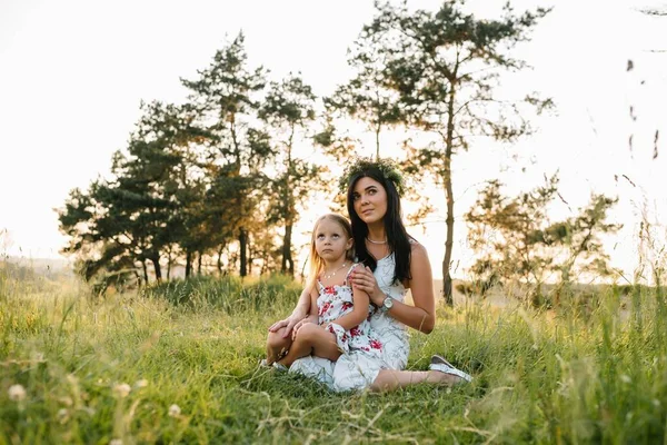 Mutter Und Tochter Amüsieren Sich Park Glück Und Harmonie Familienleben — Stockfoto