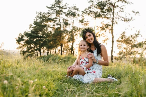 Стильна Мати Красива Дочка Розважаються Природі Щаслива Сімейна Концепція Краса — стокове фото