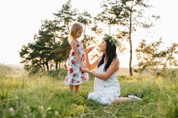 Mutter Und Tochter Amüsieren Sich Park Glück Und Harmonie Familienleben — Stockfoto