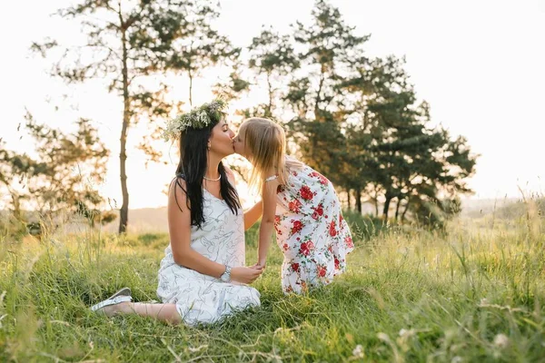 Anne Kızı Parkta Eğleniyor Aile Yaşamında Mutluluk Uyum Aile Hayatı — Stok fotoğraf