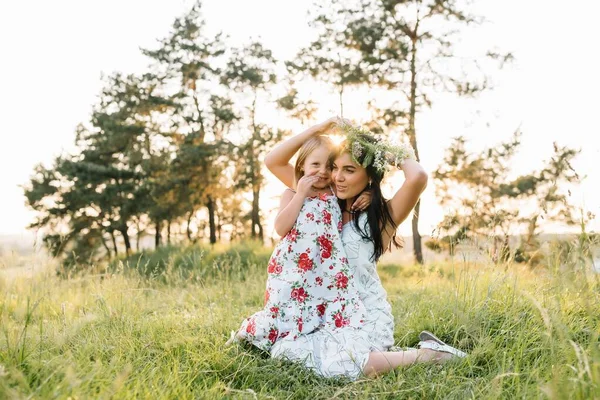 Anne Kızı Parkta Eğleniyor Aile Yaşamında Mutluluk Uyum Aile Hayatı — Stok fotoğraf