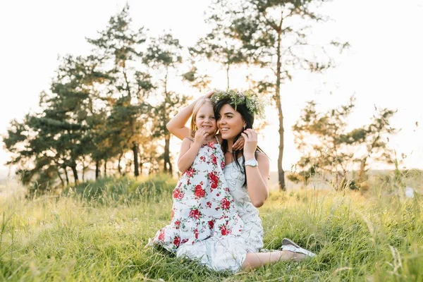 Stilvolle Mutter Und Schöne Tochter Die Spaß Der Natur Haben — Stockfoto