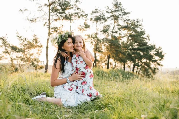 Stilvolle Mutter Und Schöne Tochter Die Spaß Der Natur Haben — Stockfoto