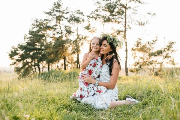 Anne Kızı Parkta Eğleniyor Aile Yaşamında Mutluluk Uyum Aile Hayatı — Stok fotoğraf