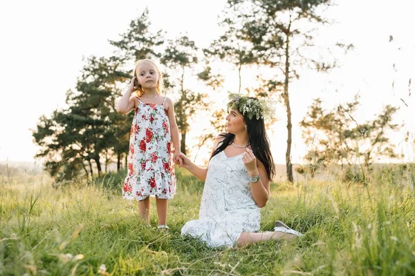 母と娘は公園で楽しんでいます 家庭生活の中での幸福と調和 家族のアウトドアライフスタイルと美容自然シーン — ストック写真