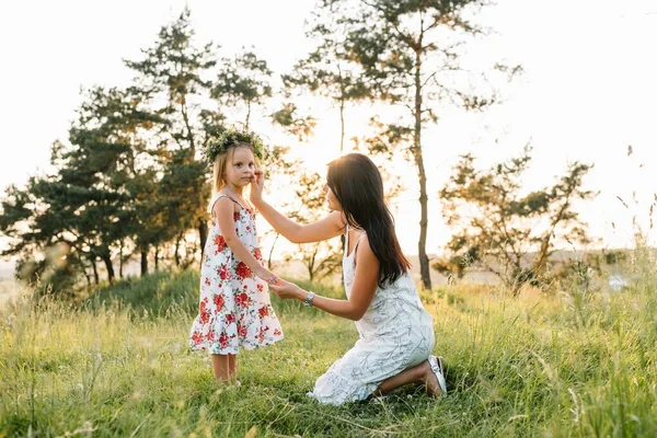 Mãe Elegante Filha Bonita Divertindo Natureza Feliz Conceito Família Cena — Fotografia de Stock