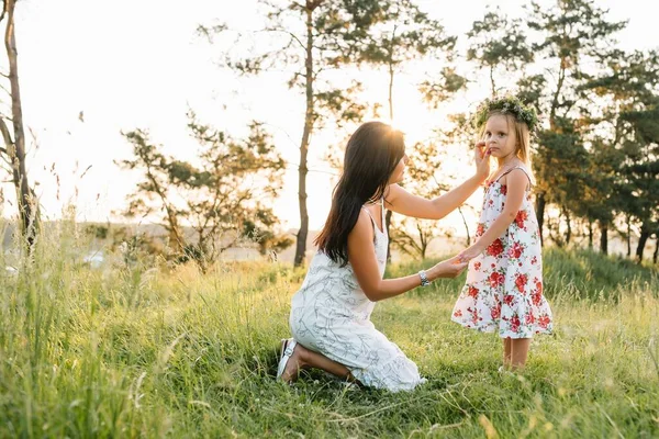 Madre Hija Divirtiéndose Parque Felicidad Armonía Vida Familiar Belleza Naturaleza —  Fotos de Stock