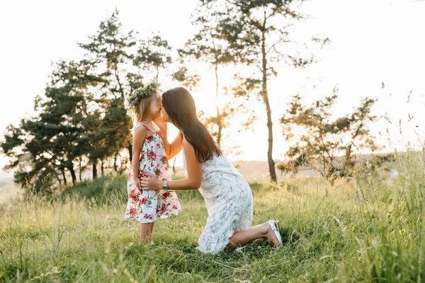 Madre Figlia Divertono Nel Parco Felicità Armonia Nella Vita Familiare — Foto Stock