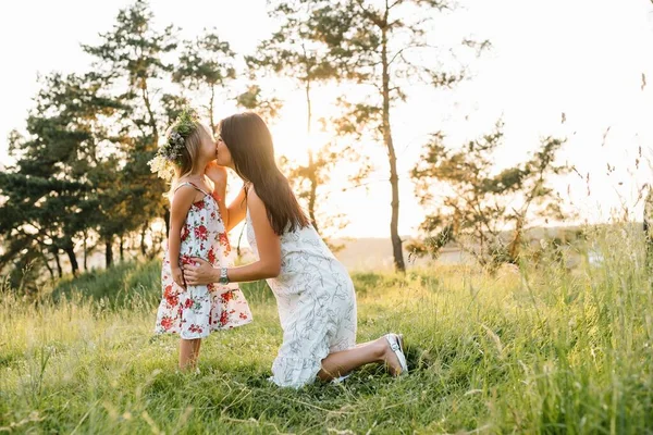 Elegante Madre Hija Guapa Divirtiéndose Naturaleza Concepto Familiar Feliz Belleza —  Fotos de Stock