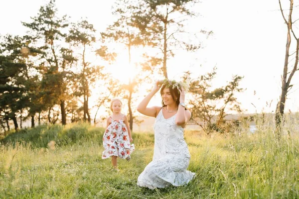 Madre Hija Divirtiéndose Parque Felicidad Armonía Vida Familiar Belleza Naturaleza —  Fotos de Stock