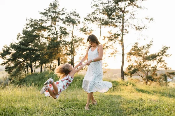 Mãe Filha Divertindo Parque Felicidade Harmonia Vida Familiar Beleza Natureza — Fotografia de Stock