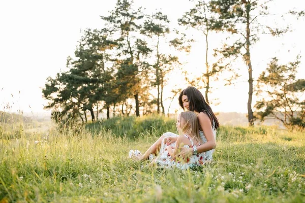 Anne Kızı Parkta Eğleniyor Aile Yaşamında Mutluluk Uyum Aile Hayatı — Stok fotoğraf