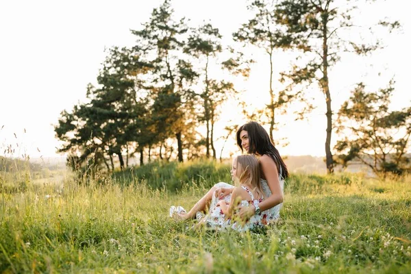 Snygg Mamma Och Stilig Dotter Som Har Roligt Naturen Lycklig — Stockfoto