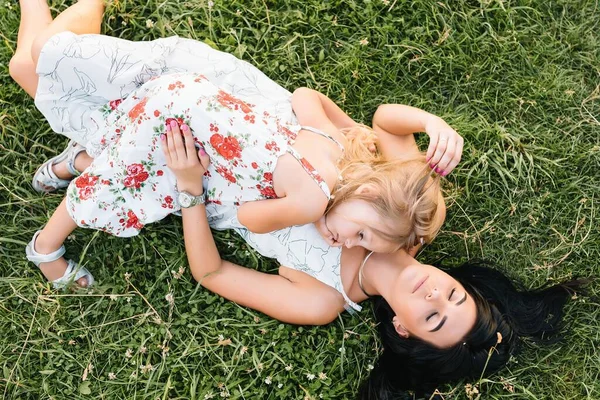 Madre Elegante Bella Figlia Divertirsi Sulla Natura Felice Concetto Famiglia — Foto Stock