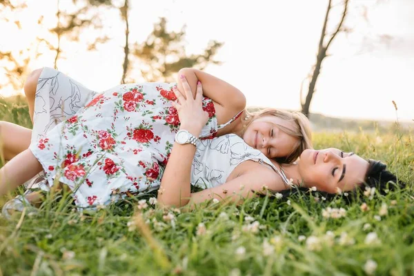 Mãe Filha Divertindo Parque Felicidade Harmonia Vida Familiar Beleza Natureza — Fotografia de Stock