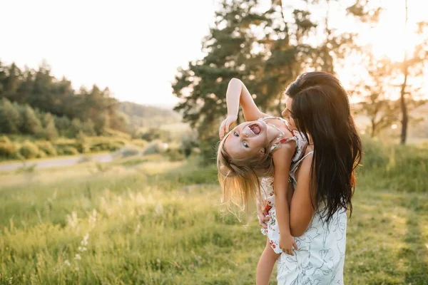 Madre Hija Divirtiéndose Parque Felicidad Armonía Vida Familiar Belleza Naturaleza —  Fotos de Stock