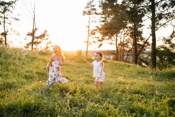 Маленькие Сестры Девочки Веселятся Летнем Лесу Сидят Одеяле Улыбаются — стоковое фото