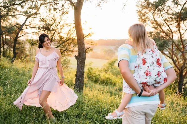 Parkta Çimlerde Yürüyen Kişilik Mutlu Bir Aile — Stok fotoğraf