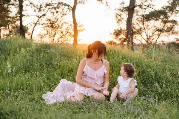 Anne Kızı Parkta Eğleniyor Aile Yaşamında Mutluluk Uyum Aile Hayatı — Stok fotoğraf