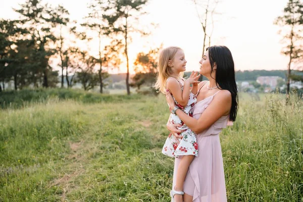 Şık Bir Anne Güzel Bir Kız Doğada Eğleniyor Mutlu Aile — Stok fotoğraf