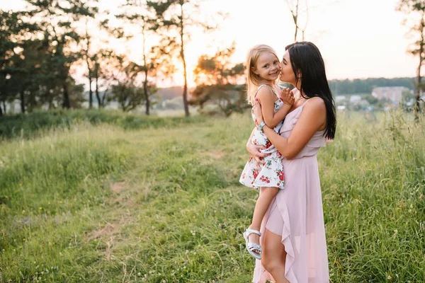 Anne Kızı Parkta Eğleniyor Aile Yaşamında Mutluluk Uyum Aile Hayatı — Stok fotoğraf