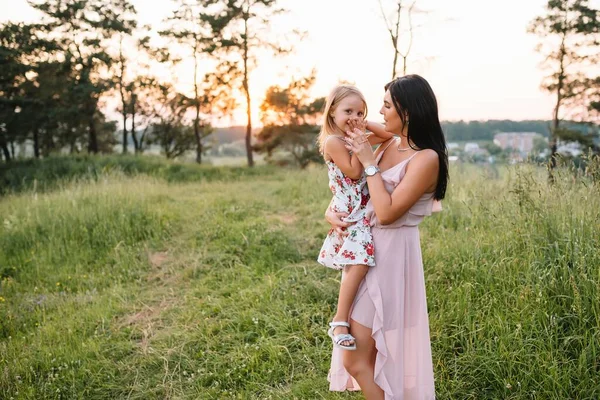 Mãe Elegante Filha Bonita Divertindo Natureza Feliz Conceito Família Cena — Fotografia de Stock