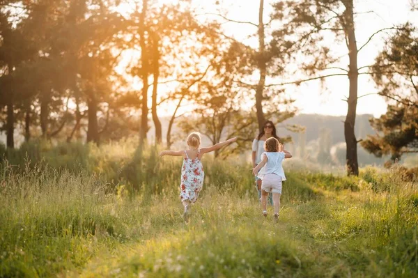 Stijlvolle Moeder Knappe Dochter Die Plezier Hebben Natuur Gelukkig Familieconcept — Stockfoto