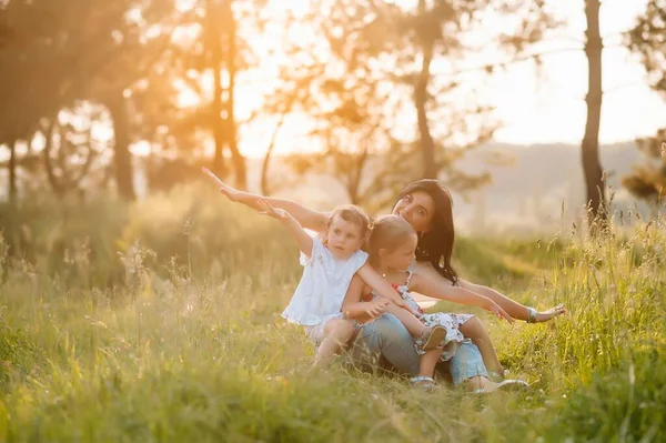 母と2人の娘が公園で楽しんでいます 家庭生活の中での幸福と調和 家族のアウトドアライフスタイルと美容自然シーン — ストック写真
